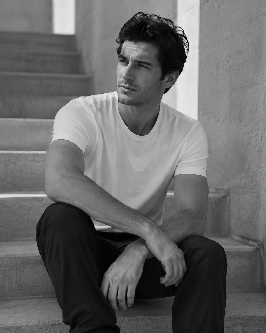 Retrato editorial em preto e branco de homem com camiseta branca